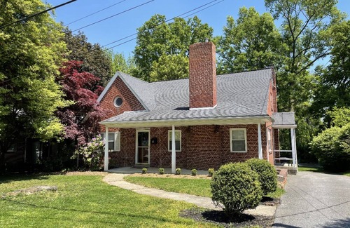 Lancaster Cottage | A Cozy Getaway 5 min from the heart of Lancaster!