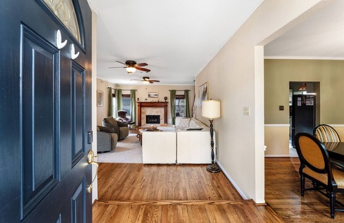 Barker House | A Cozy Home for Families & Professionals: Comfort and an Ideal Location in Katy