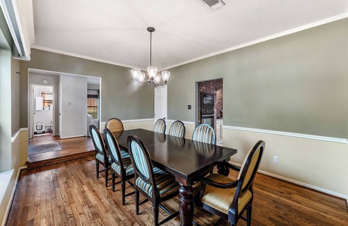 Barker House | A Cozy Home for Families & Professionals: Comfort and an Ideal Location in Katy