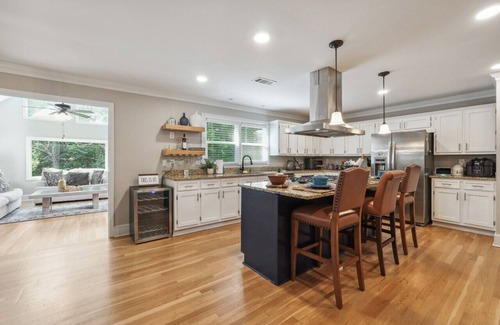 Peachtree Corners House | A Cozy Peaceful Space for a Family Getaway