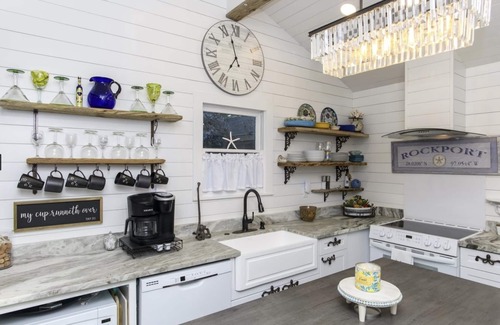 Rockport Cottage | A cozy retreat blocks from Rockport beach fishing shopping art district & dining