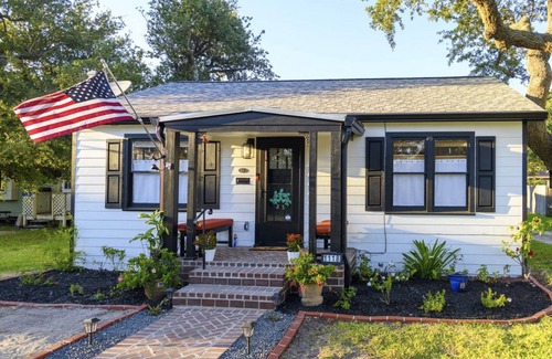 Rockport Cottage | A cozy retreat blocks from Rockport beach fishing shopping art district & dining