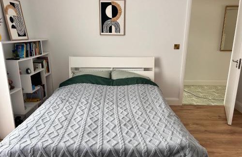 Sutton Cross House | A cozy room in family house