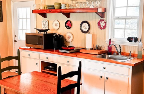 Metter Cottage | A cozy, scenic country cottage in Metter, and near GSU and Savannah.