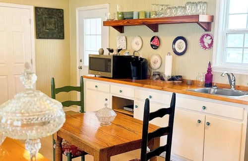 Metter Cottage | A cozy, scenic country cottage in Metter, and near GSU and Savannah.