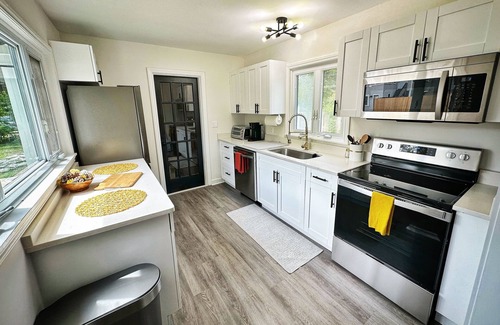 Allendale Terrace House | A cozy space, walking distance to amenities!