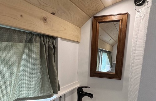 Sedro-Woolley House | A Cozy, Stylish Tiny Home in the Woods!