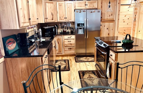 Comins Cabin | A creekside cabin for a relaxing getaway in the woods and near trails