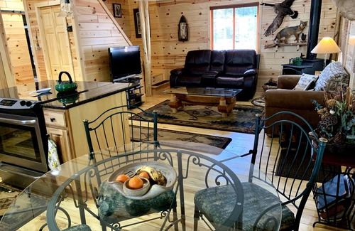 Comins Cabin | A creekside cabin for a relaxing getaway in the woods and near trails