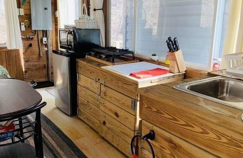 Emlyn Cabin | A Curious Cabin in Daniel Boone National Forest 🌳