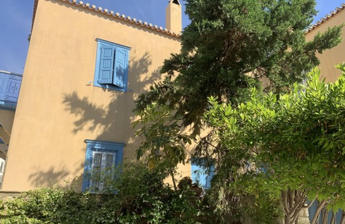 Spetses House | “A distinguished Luxury villa with a great view and location in the Old Harbor