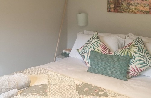 East Horrington Cottage | A fabulous apartment close to Shepton Mallet centre and surrounded by country walks from the front d