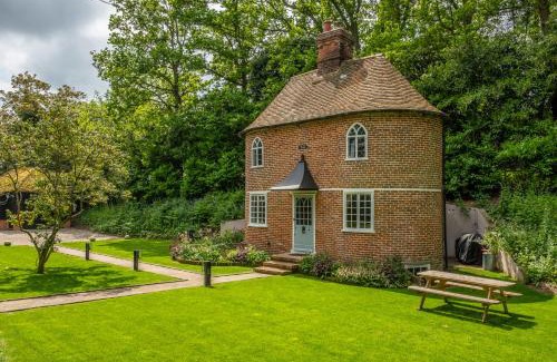 Higham House | A fairy-tale luxurious cottage - The Tea Caddy