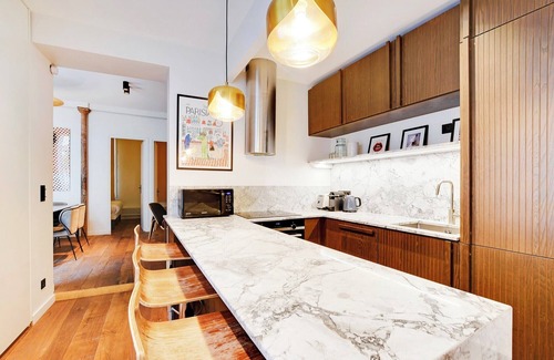 Quartier du Mail Apartment | A Fancy 2-BR/1BA in Montorgueil