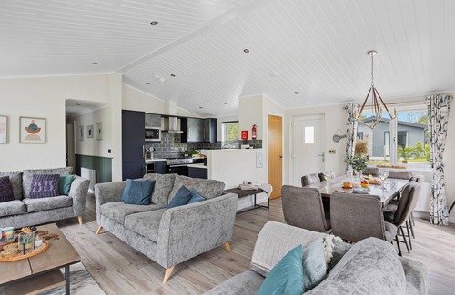 Lifton House | A fantastic lodge sleeping 8 with hot tub, just a short walk from Roadford Lake