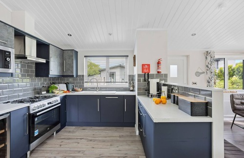 Lifton House | A fantastic lodge sleeping 8 with hot tub, just a short walk from Roadford Lake