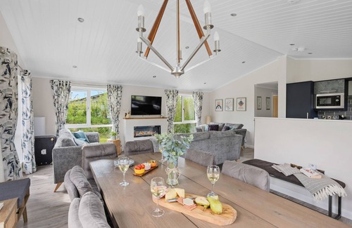 Lifton House | A fantastic lodge sleeping 8 with hot tub, just a short walk from Roadford Lake