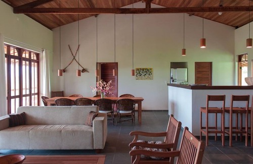 Jandaira House | A fenced mansion with security cameras!