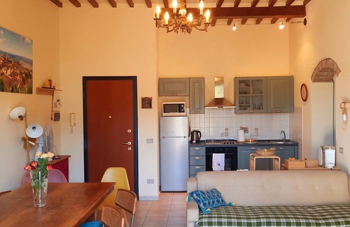 Massa Marittima Apartment | A few km from the sea, close to bike trails. Pleasant house with terrace and view!