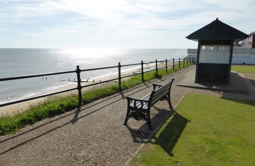 Mundesley Cottage | A first floor apartment that sleeps 2 guests in 1 bedroom