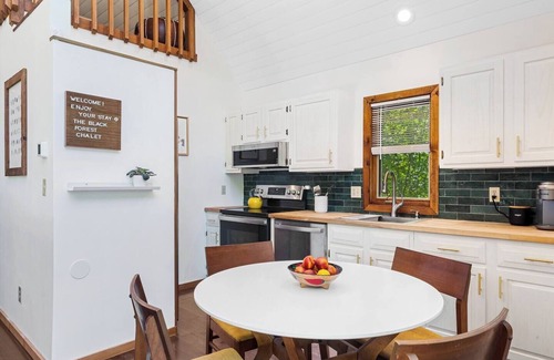 East Stroudsburg Ski Chalet | A-Frame | Ski | Hike | Hot Tub | Firepit