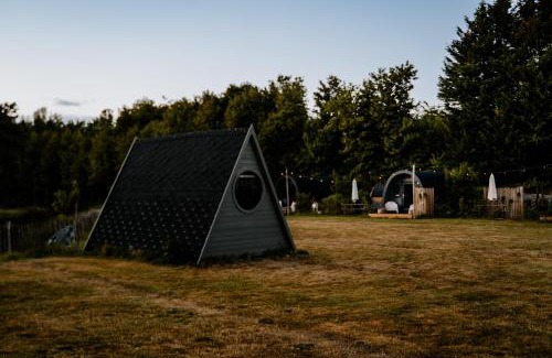 Jubbega Cabin | A-Frame Vijverhuisje met uitzicht over de vijver