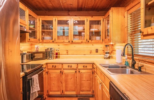 Gainesville Cabin | A-Frame w/Hot Tub, K beds +more!