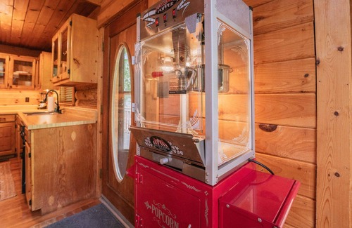 Gainesville Cabin | A-Frame w/Hot Tub, K beds +more!