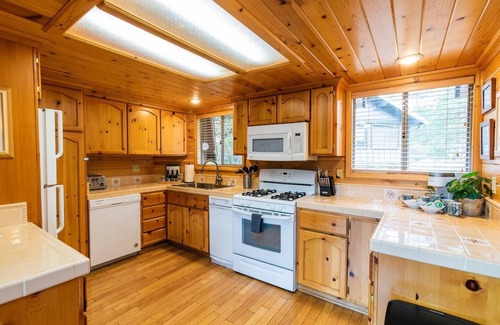 Summit Estates Ski Chalet | A-Frame ~ Walk to Snow Summit - 6 Beds - Fireplace