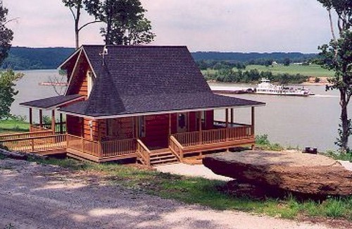 Magnet Cabin | A full Moon night, the entire River transforms to ‘Moon River"