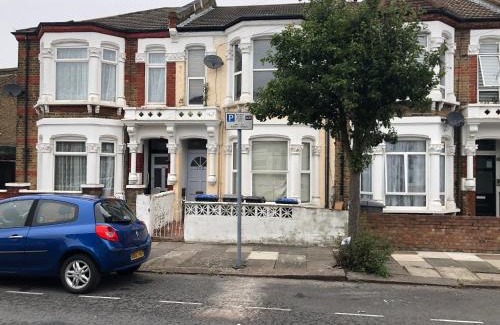 Kensal Green Apartment | A Garden Retreat in Kensal Green