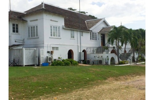 Sandy Bay Villa | A Georgian Style Decor Home Set amid Farmlands on an Acre of Land ; Lush Fruits