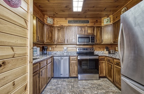 Gatlinburg - Pigeon Forge Cabin | A gorgeous log cabin awaits you at Run To The Hills.