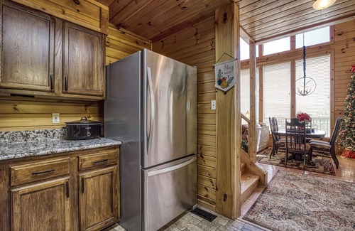 Gatlinburg - Pigeon Forge Cabin | A gorgeous log cabin awaits you at Run To The Hills.