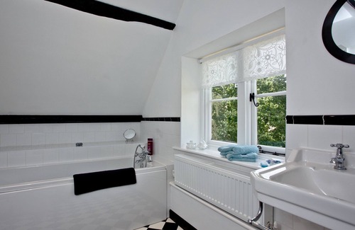 Ryde Cottage | A Grade II listed refurbished house with wood burner and ample parking.