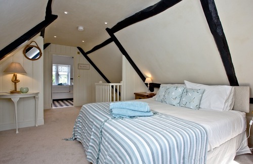 Ryde Cottage | A Grade II listed refurbished house with wood burner and ample parking.