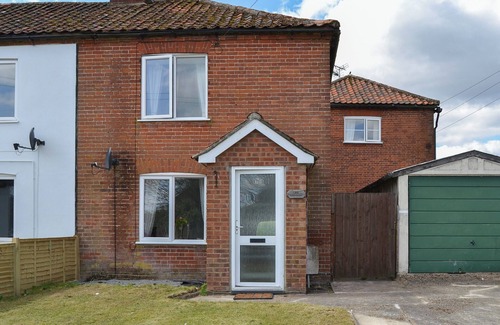 Shipdham Cottage | A great enclosed safe garden to enjoy and short walk to the village pub.