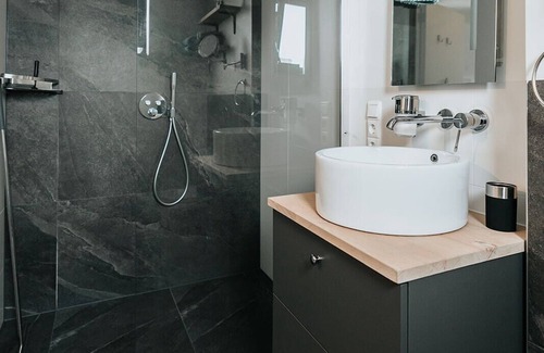 Vilt Bed & Breakfast | A Green Oasis, Inspired by Nature. Quarto Verde offers generous space.