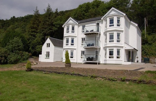 Onich Apartment | A Ground Floor Apartment that sleeps 4 guests in 2 bedrooms