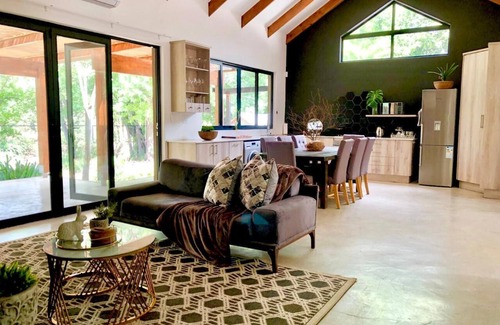 Woodmead Villa | A Hidden Gem! 3-Bedroom Getaway House in Edenburg