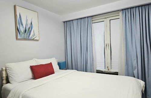 Pleasant View House | A Home Away-Deluxe Guest Room in Toronto