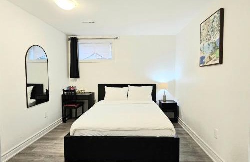 Pleasant View House | A Home Away-Deluxe Guest Room in Toronto