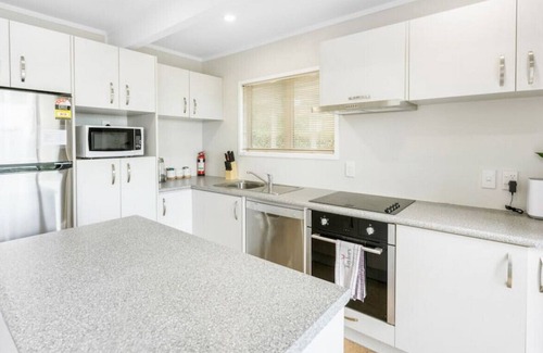 Clover Park House | A Home away from Home | WiFi | Netflix | w/Parking