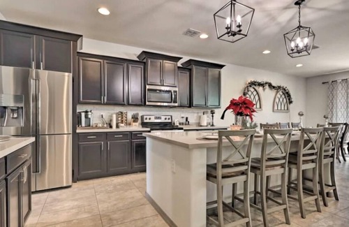 San Tan Valley House | A home that feels like home, w/hot tub and spacious living room