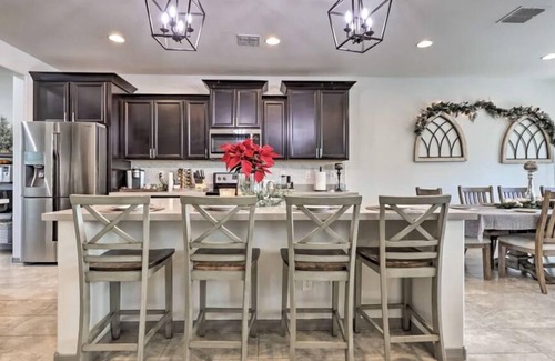 San Tan Valley House | A home that feels like home, w/hot tub and spacious living room