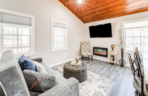 Jasper House | A home with Mountain View, Fire pit & Close to hiking trails, Pet-friendly!