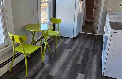 East Hartford Apartment | A homely atmosphere tailored for traveling professionals seeking comfort.