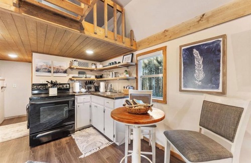 Jasper House | A Hot Tub Tower & Private Bungalow In Parthenon