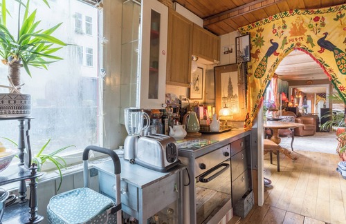 Amsterdam City Centre Boat Rental | A houseboat in the old center
