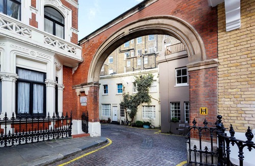 Queen's Gate House | A Kensington Mews, by Veeve